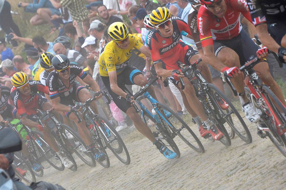 Chris Froome has a moment in the peloton