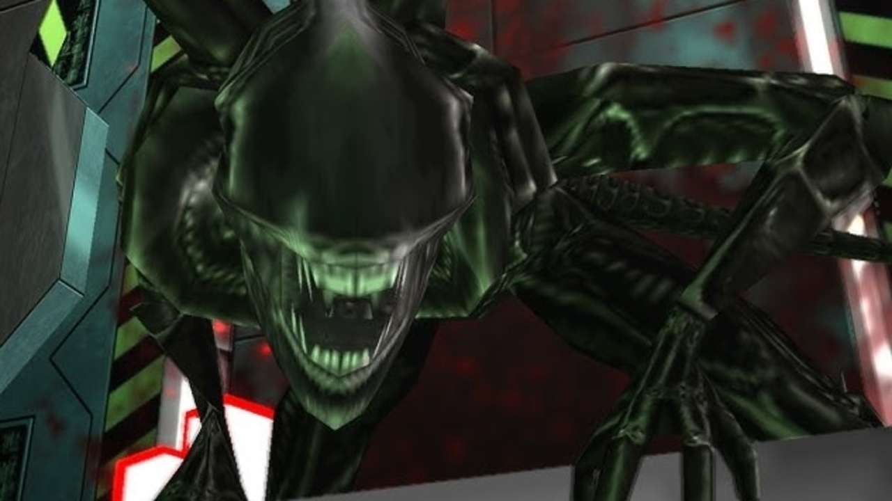 Screenshot from Predator: Concrete Jungle showing a Xenomorph crawling and baring its teeth.
