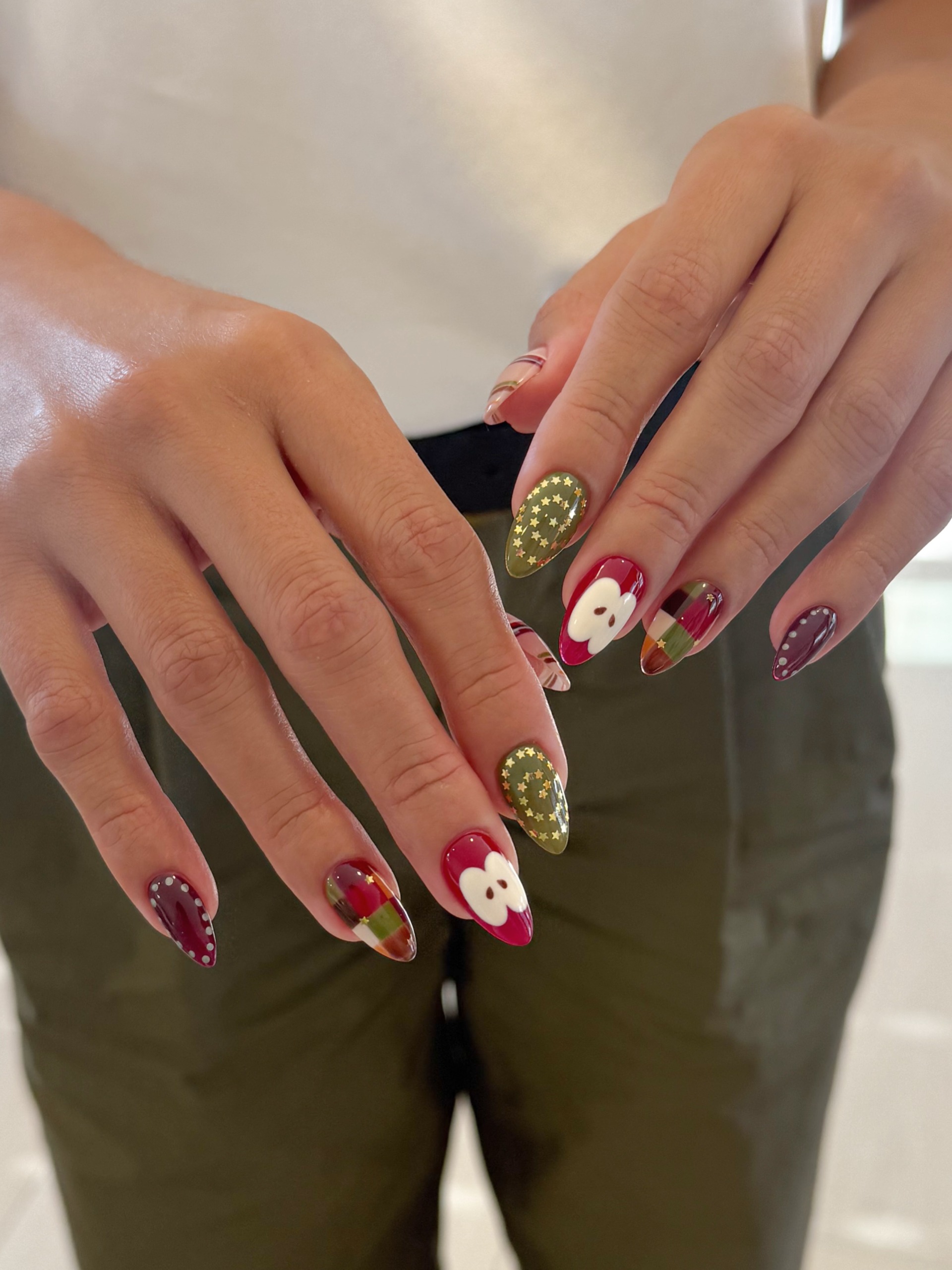 little apple designs painted onto a fall inspired manicure