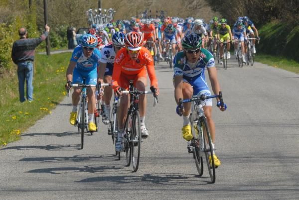 Julien Simon leads a move.