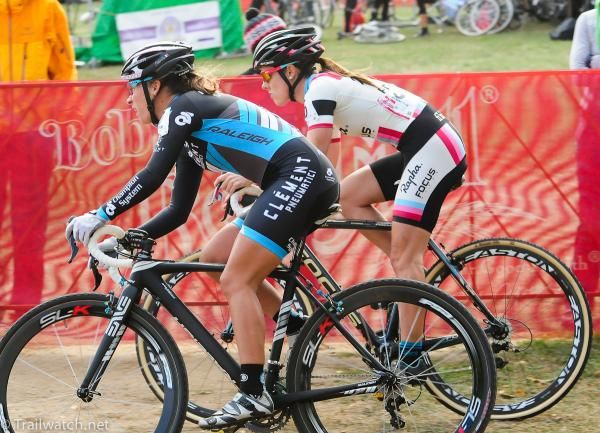 French women Caroline Mani (Raleigh-Clement) and Julie Krasniak (Rapha-Focus) fight for the hole shot