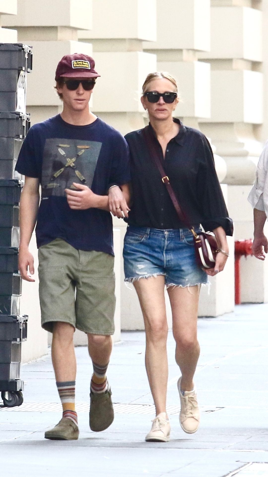 Julia Roberts steps out arm-in-arm with her 21-year-old son Phinnaeus during a very rare outing in NYC 25/06/26