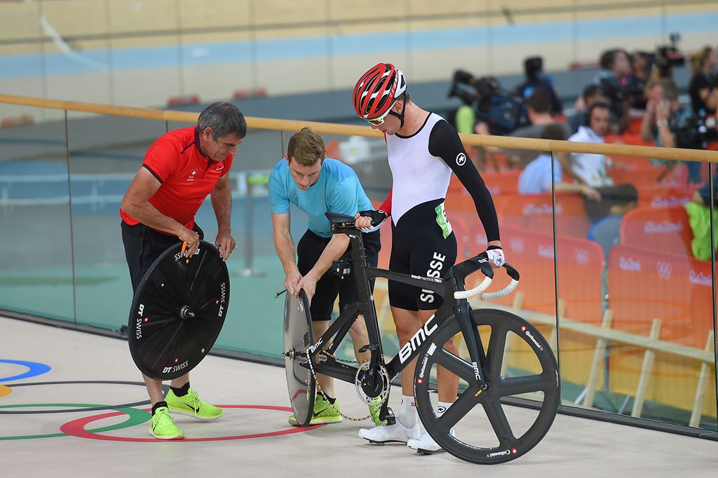 Gael Suter (Switzerland) suffered a mechanical during the points race