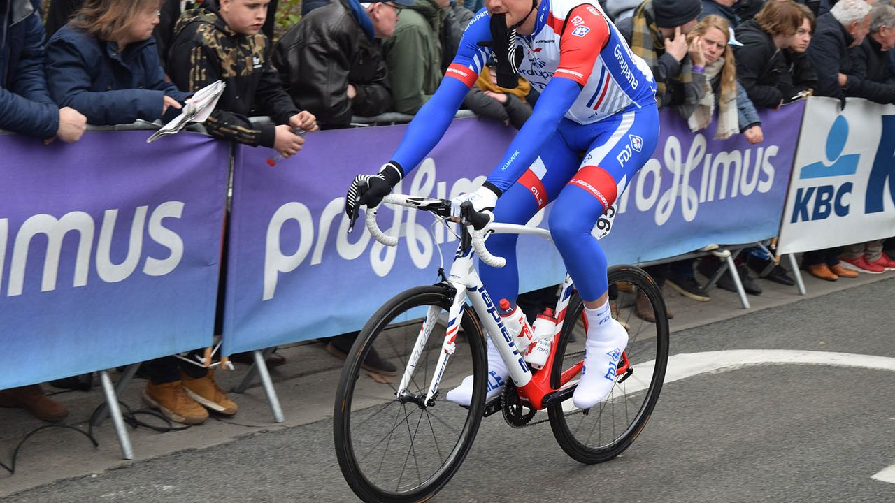 Stefan Kung opted for double gloves for the start at Omloop