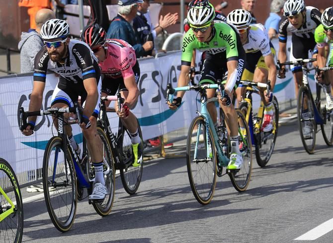The chasing bunch lines out