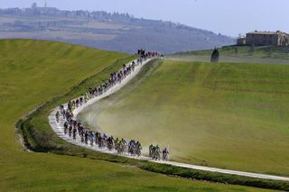 The peloton during Strade Bianche