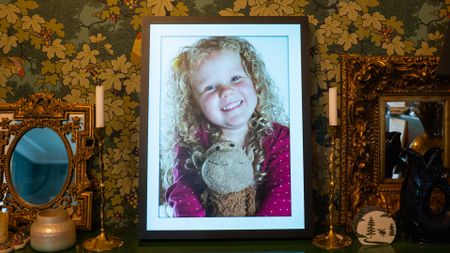 MorningBlues T2 art frame showing a photograph of a girl and her teddy