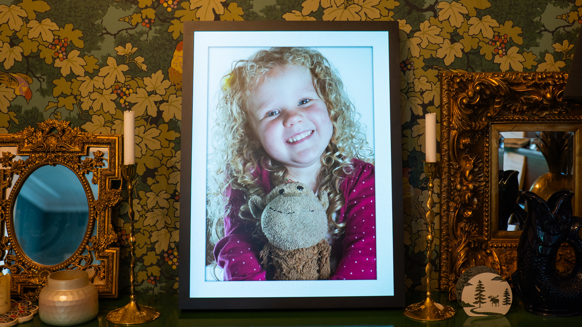 MorningBlues T2 art frame showing a photograph of a girl and her teddy