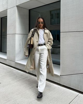 Elegant Autumn Outfits: @ingridedvinsen wears cream jeans and a trench coat