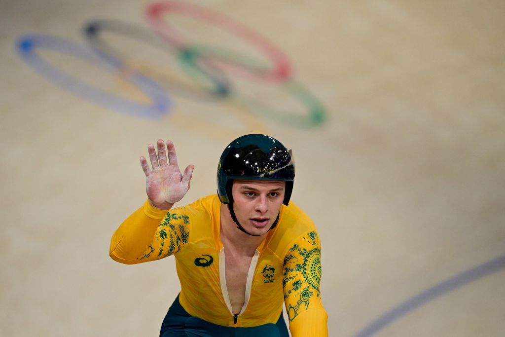 Australia&#039;s Matthew Richardson waves after a men&#039;s track cycling keirin first round of the Paris 2024 Olympic Games at the Saint-Quentin-en-Yvelines National Velodrome in Montigny-le-Bretonneux, south-west of Paris, on August 10, 2024. (Photo by John MACDOUGALL / AFP)