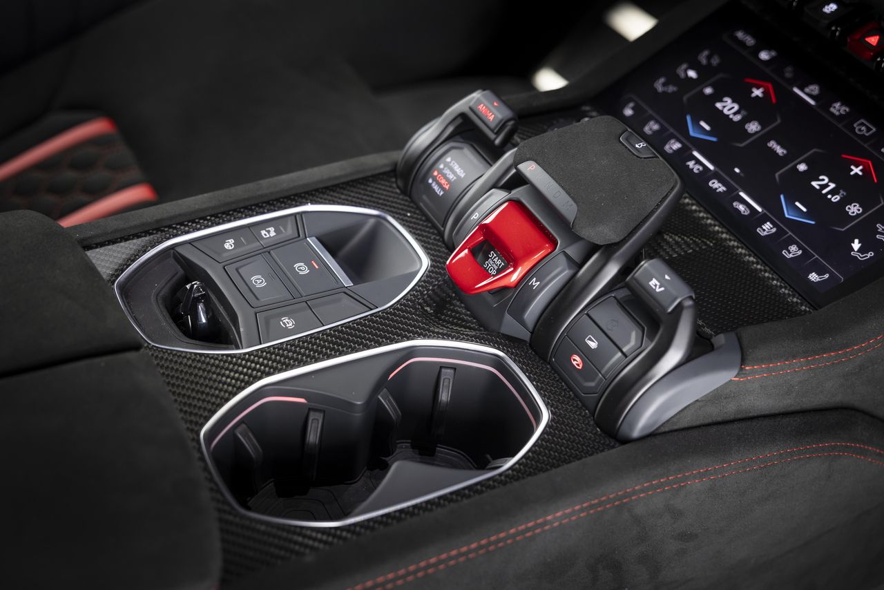 Lamborghini Urus SE Performante interior details