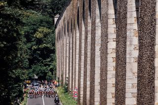 Paris, France - Women’s Road Race - The peloton passing Aqueduc de Buc