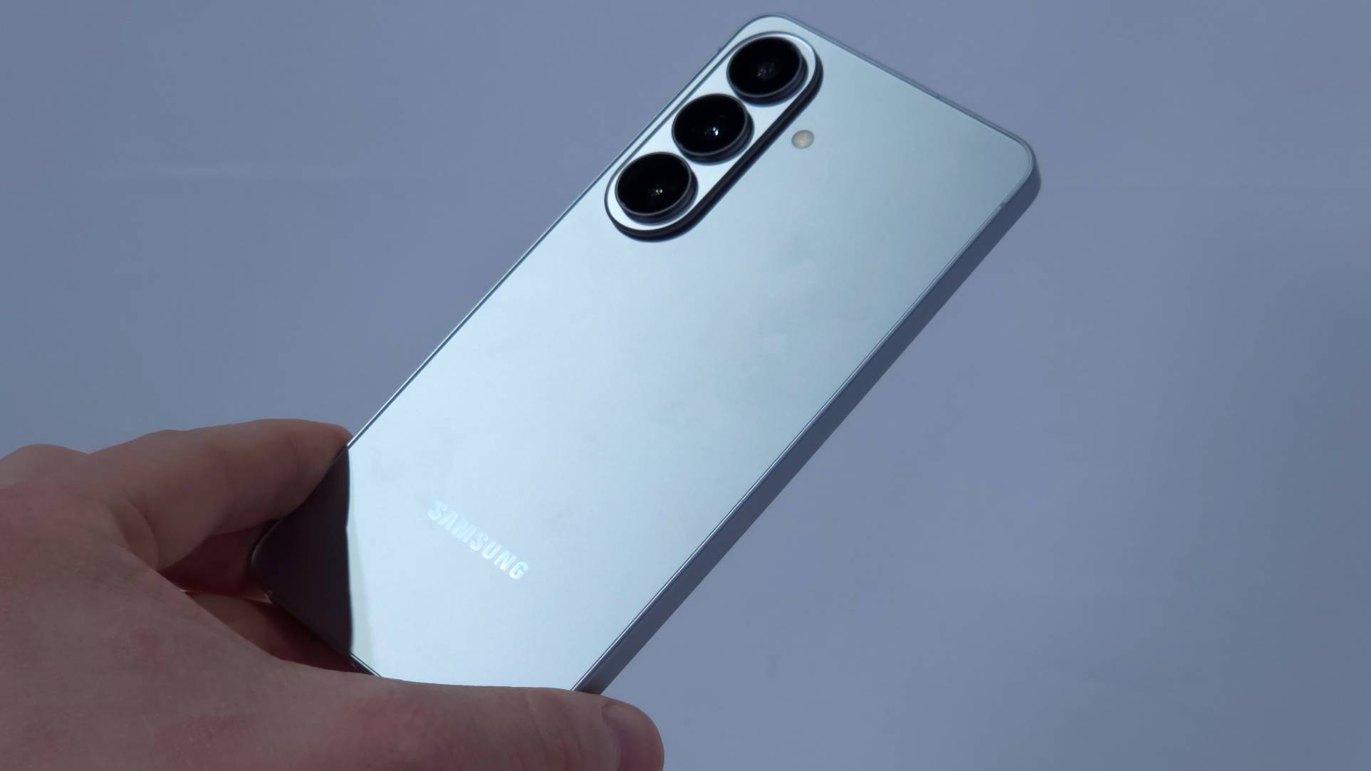 The silver model of Samsung Galaxy S26 in a man's hand.