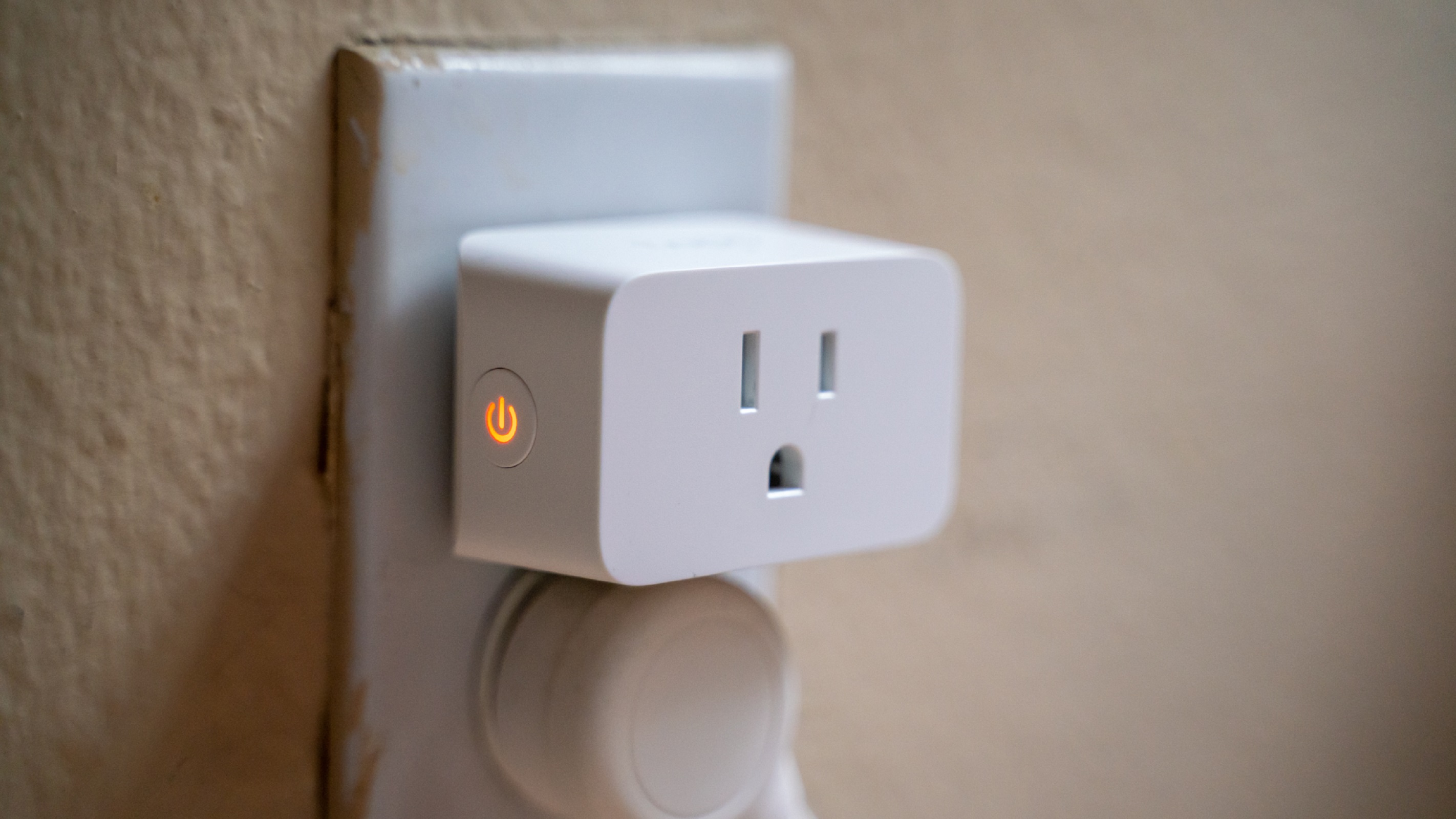 Tapo P125M smart plug with LED button on left hand side