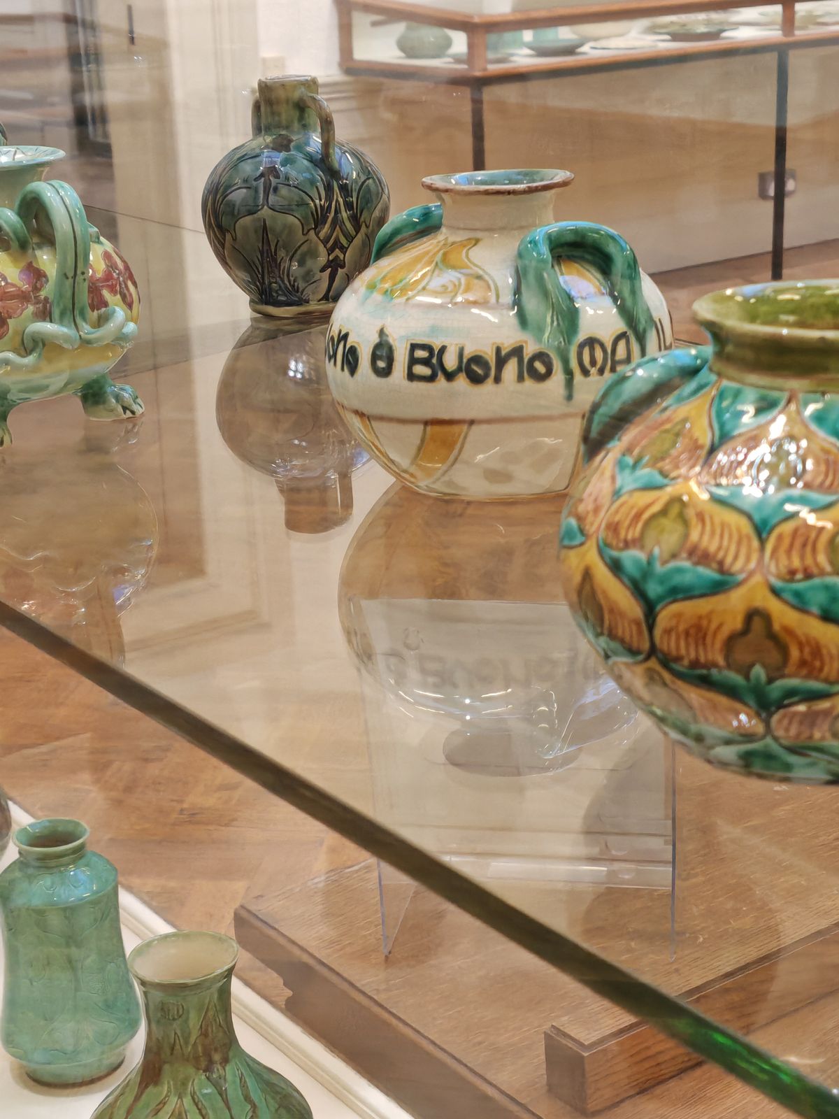 Honor Magic V2 sample photo showing Williamson Art Gallery &amp; Museum exhibit of pottery at 2.5x zoom