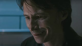 Robert Carlyle stands crying in a hospital room in 28 Weeks Later.