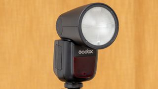 First look and impressions of the Godox V1 round head speedlight