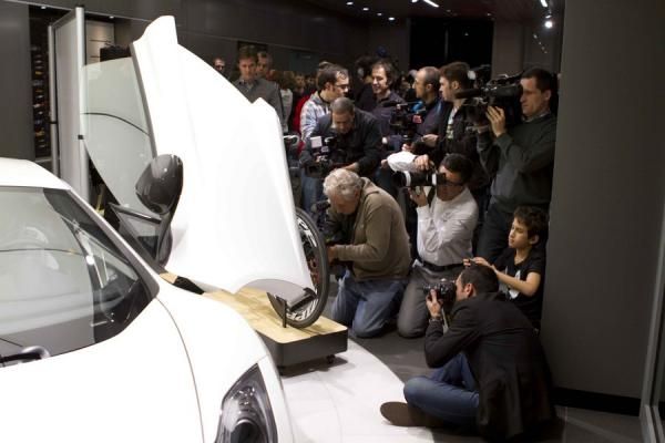 Media gather for a closer look at Boonen's Specialized Venge McLaren