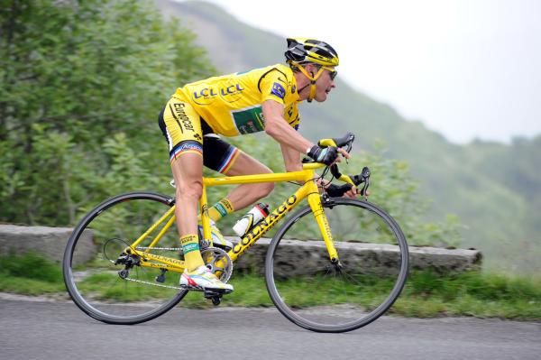 Voeckler at speed on the descent of the Aubisque