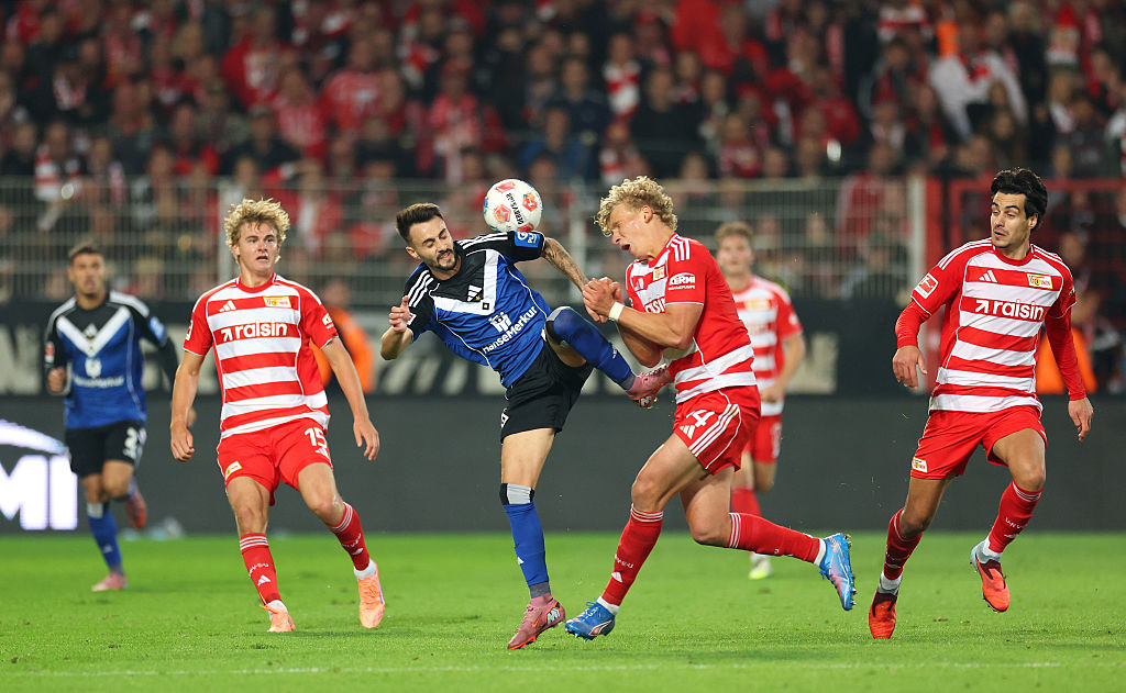 Fabio Vieira of Hamburger SV fouls Leopold Querfeld of 1.FC Union Berlin resulting in a red card during the Bundesliga match between 1. FC Union Berlin and Hamburger SV at Stadion An der Alten Foersterei on September 28, 2025 in Berlin, Germany.