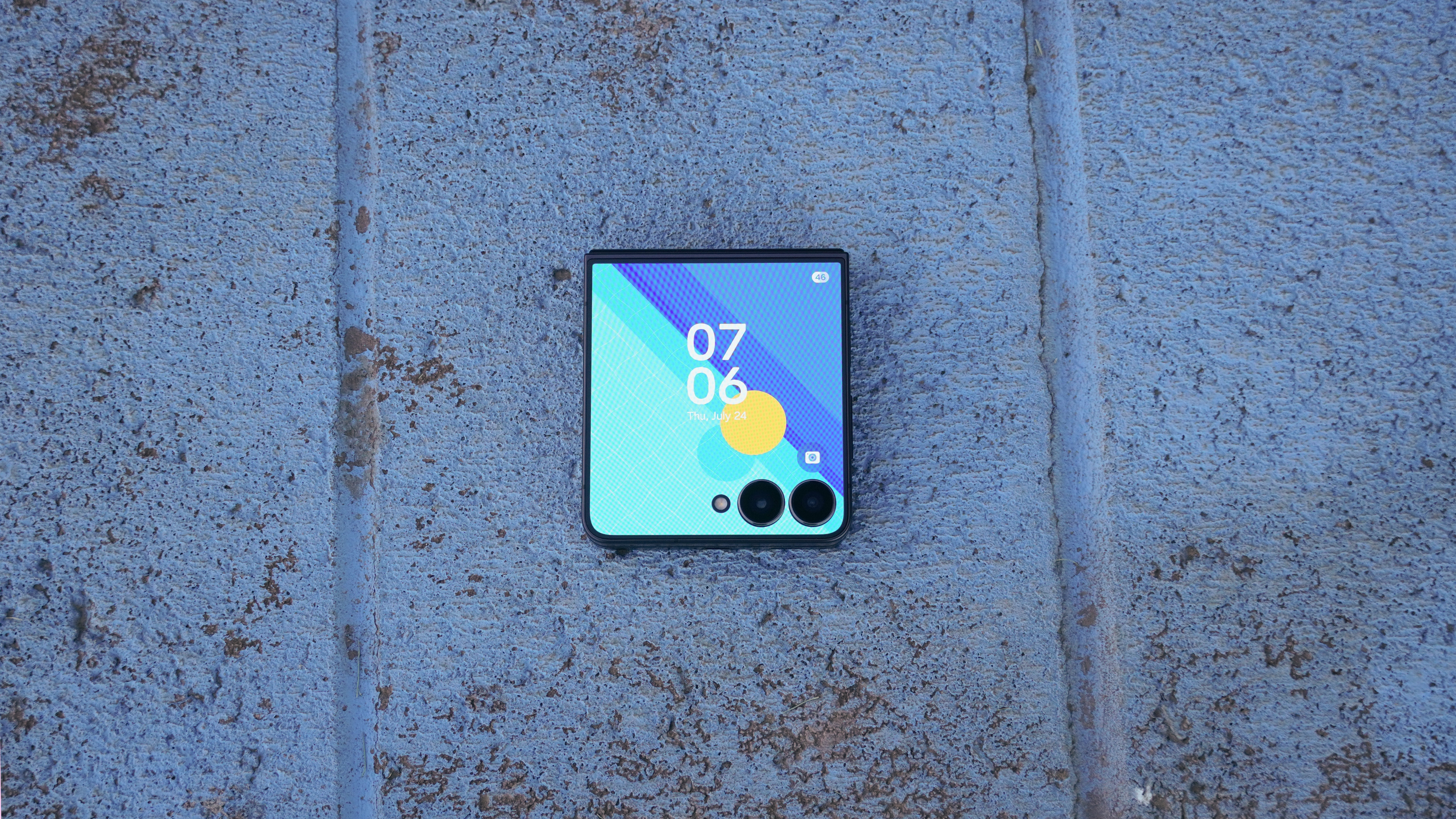 The lock screen on the Samsung Galaxy Z Flip 7.