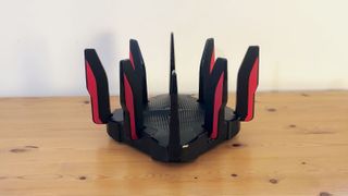 TP-Link Archer GX90 på et trebord