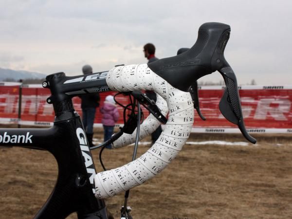 Adam Craig (Rabobank-Giant) runs the levers high on his semi-anatomic PRO aluminum bars.