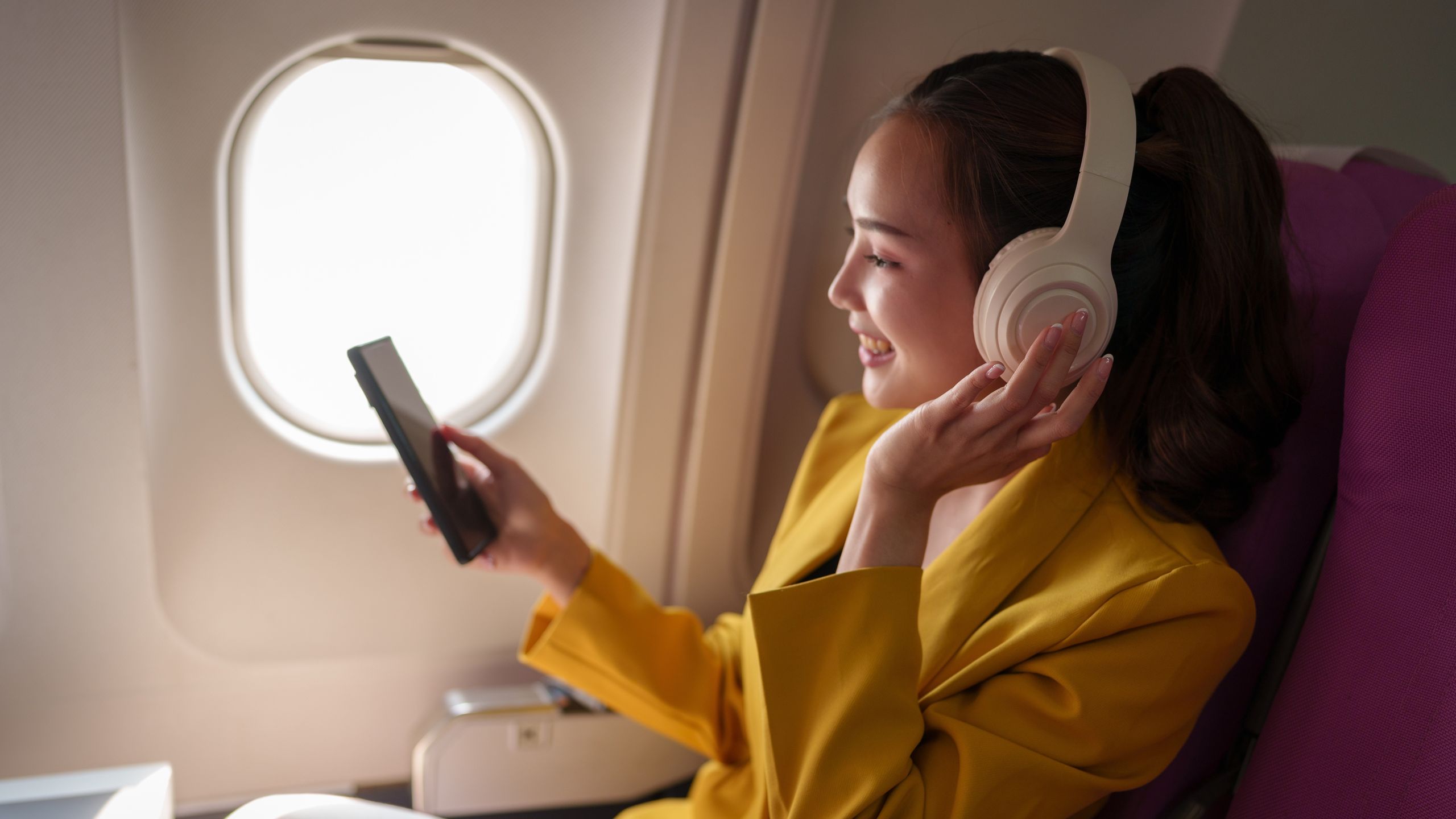 Bosan dengan penumpang pesawat yang berisik? Kabar baik — United Airlines mengatakan kini akan melarang mereka yang ‘gagal menggunakan headphone’ untuk musik dan video