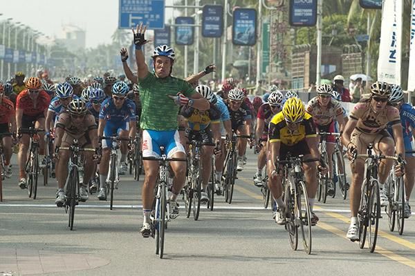 It's the 'Flying Dutchman' again: Kenny 'The Hummer' Van Hummel (Skil-Shimano) makes it five stage wins on the 2010 Tour of Hainan.