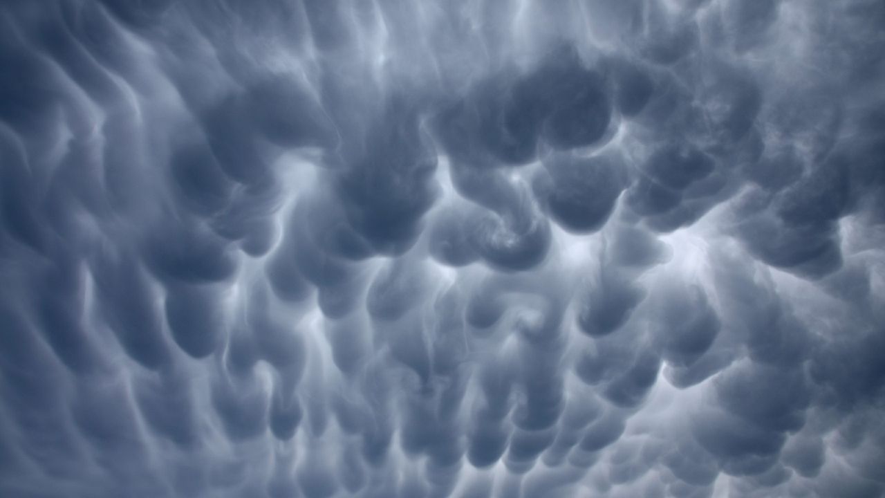 Mammatus clouds