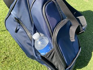 A magnetic pocket above the ball pocket as well as a good water bottle holder make the Vessel VLS very functional.