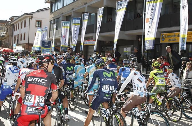 The racers lined up before the start of stage 6