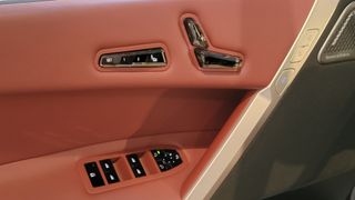 Controles de asiento y ventana en el panel de la puerta del automóvil