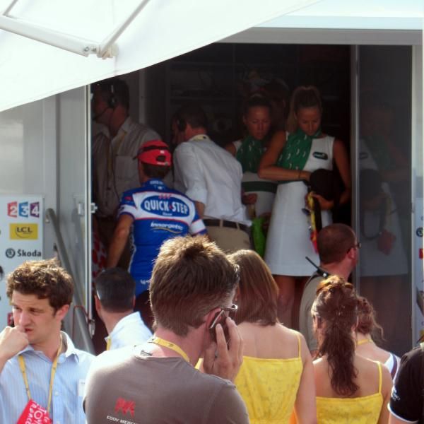It's time for Carlos Barredo to get on the podium and receive the combativity prize