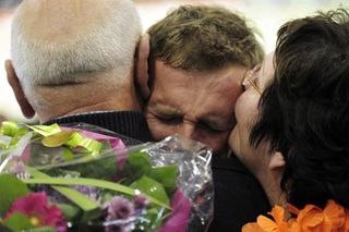 Teun Mulder is embraced by his parents after winning the gold medal in the men's kilo