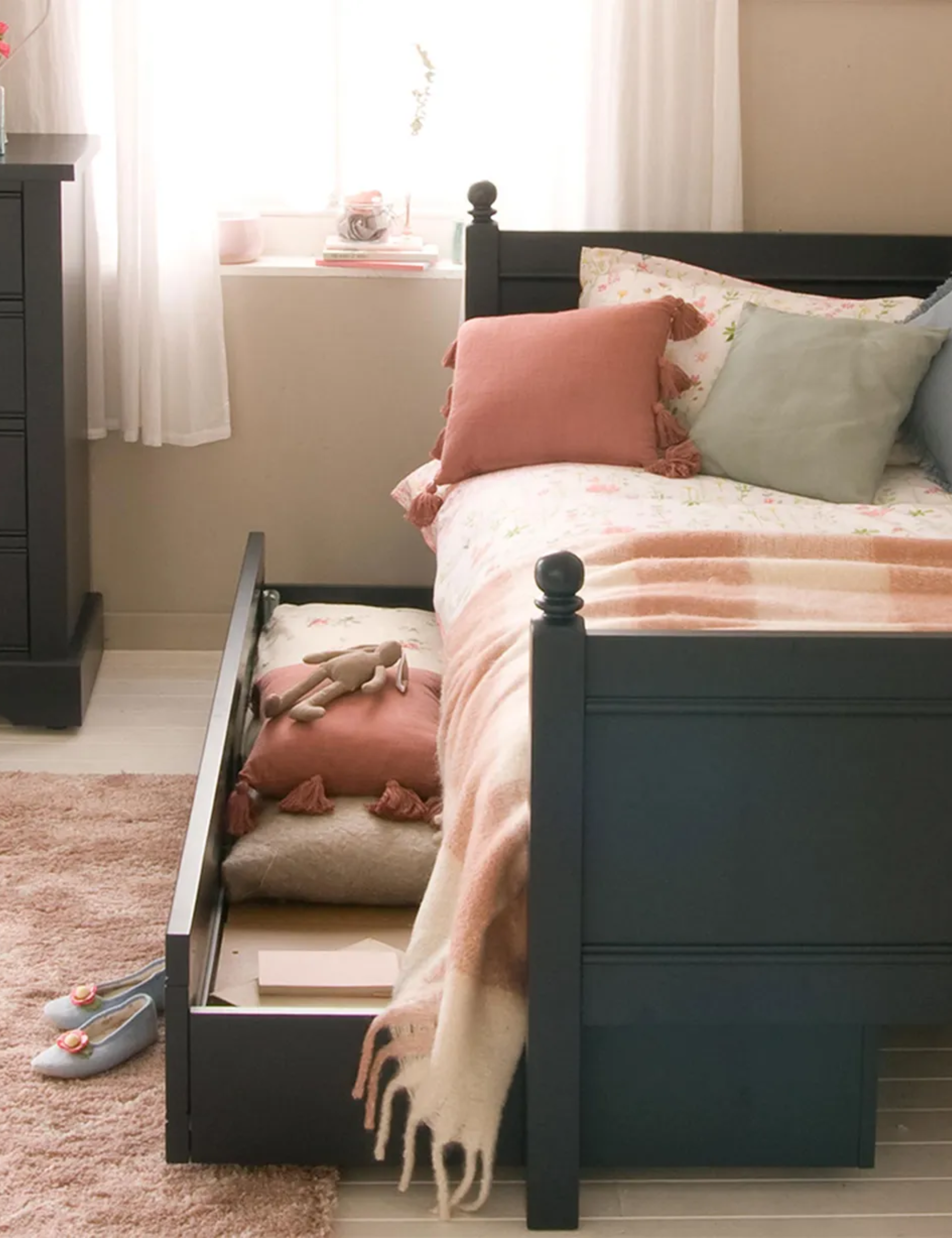 Underbed storage ideas with trundle bed