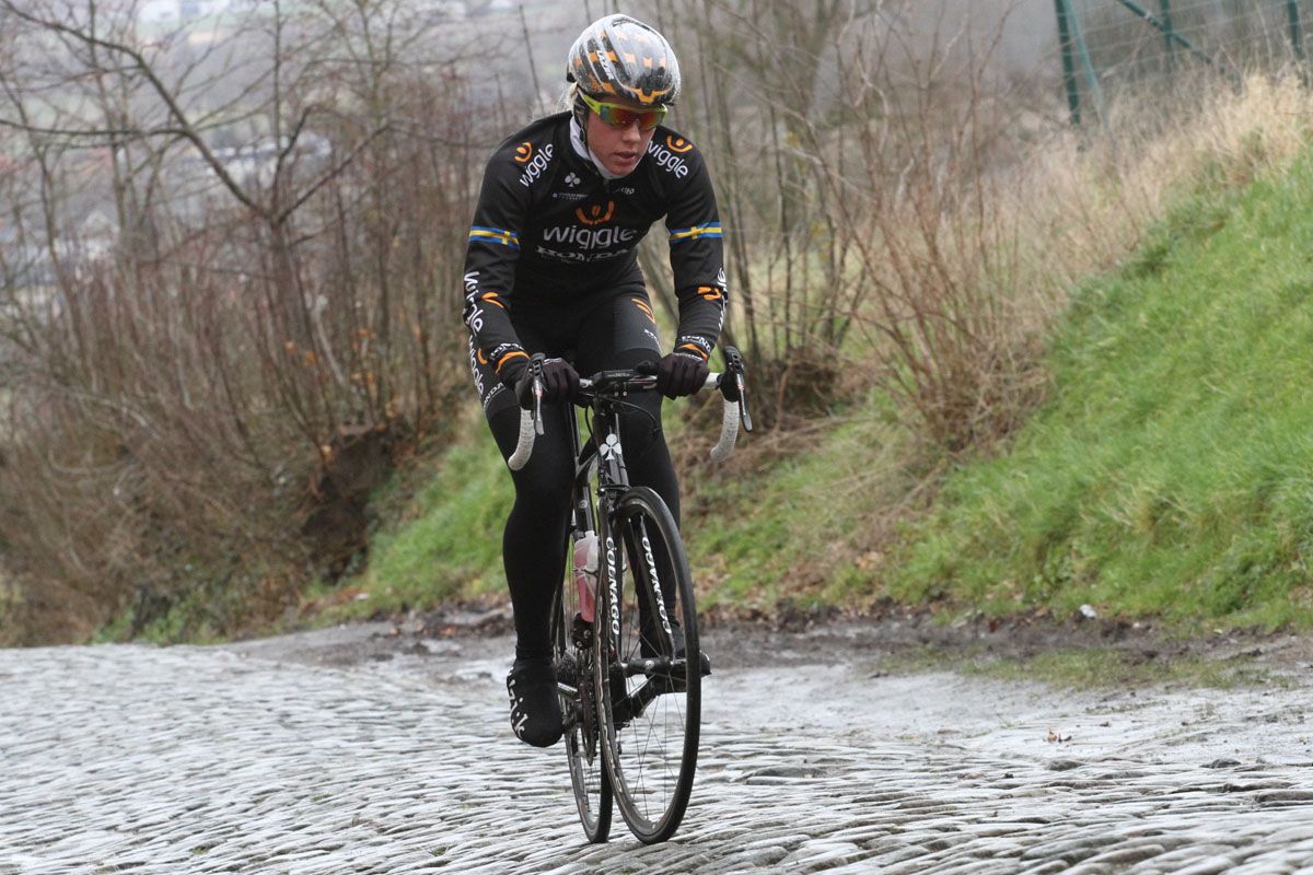 Emilia Fahlin goes for the middle lane