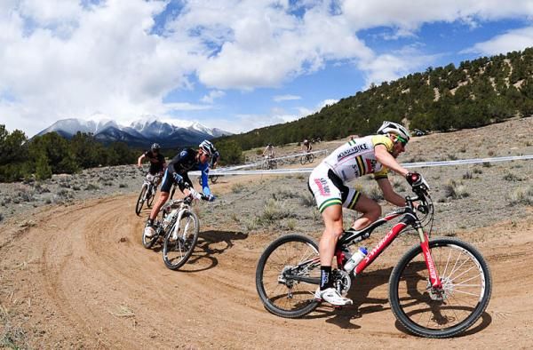 Sid Taberlay (Sho-Air/Specialized) attacking the leaders.