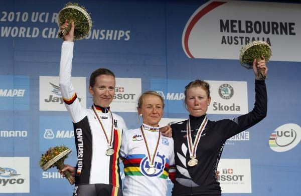 Podium (L-R): Judith Arndt (Germany), Emma Pooley (Great Britain) and Linda Villumsen (New Zealand).