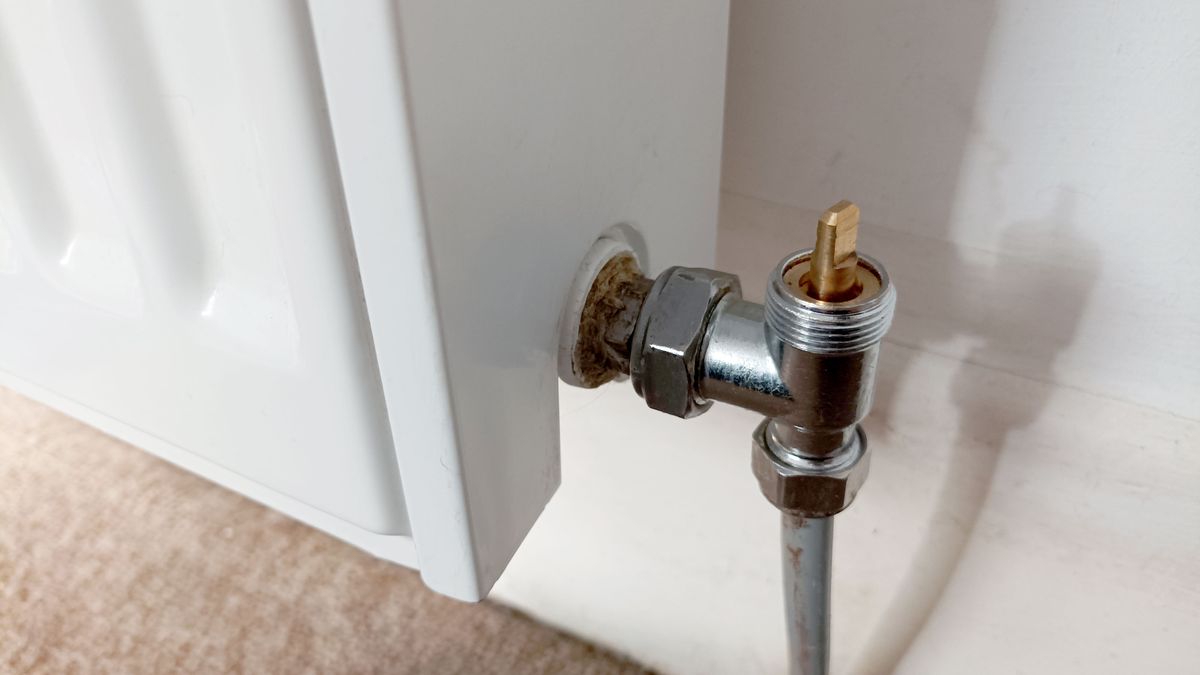 How to fit thermostatic radiator valves : a four step guide | Homebuilding