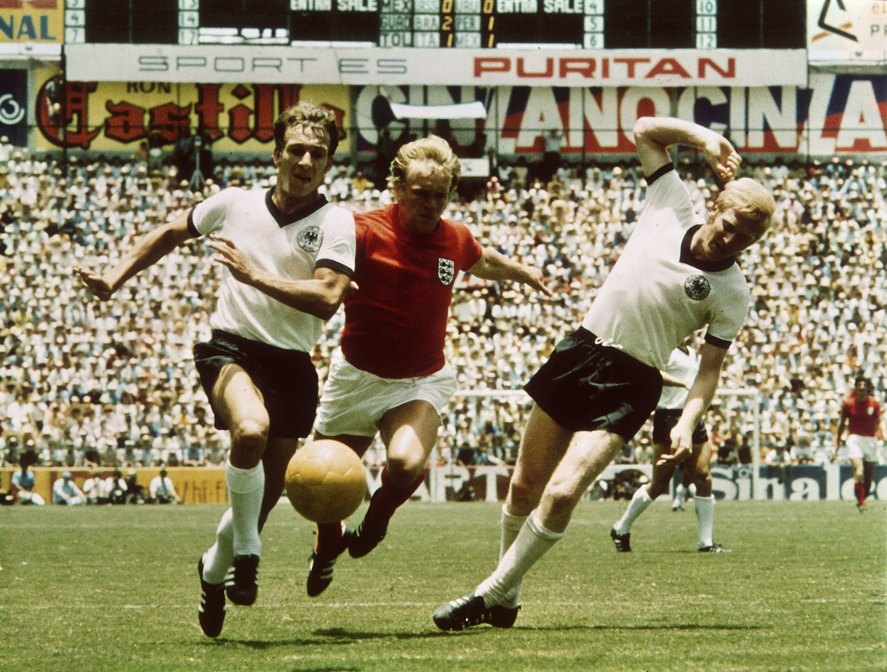 Copa do Mundo de 1970: Inglaterra x Alemanha Ocidental no Camp Nou. Francis Lee corre entre Schnellinger e Vogts. 14 de junho de 1970. (Foto de Mirrorpix via Getty Images)