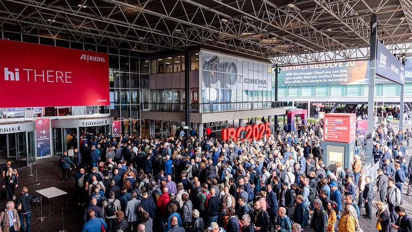 Crowds enter IBC Show in Amsterdam.