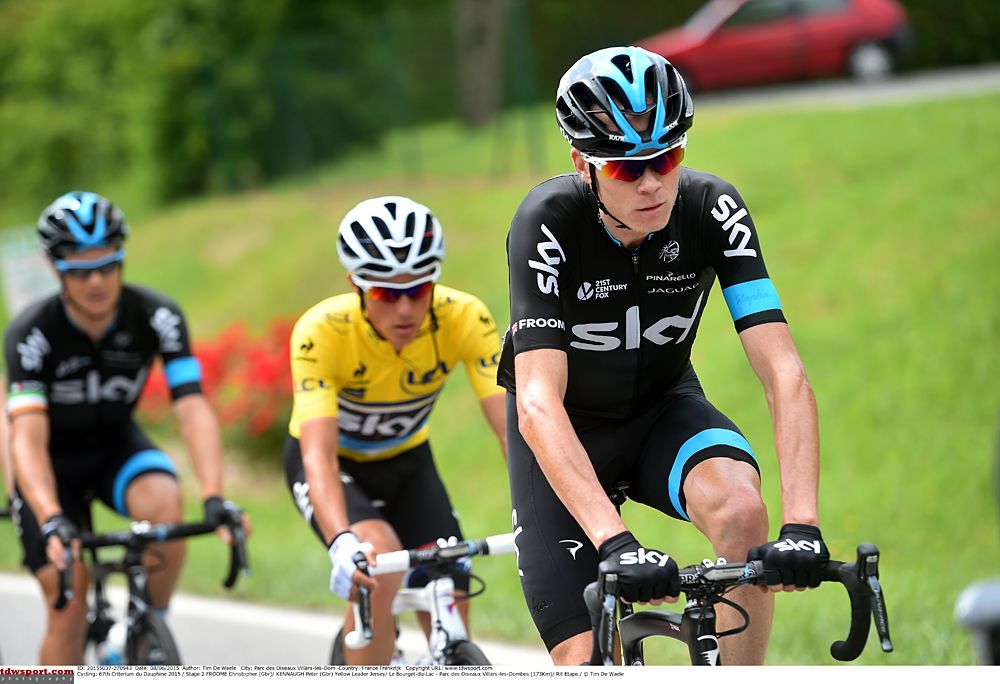 Chris Froome (Team Sky) helps his teammate and overall race leader Peter Kennaugh