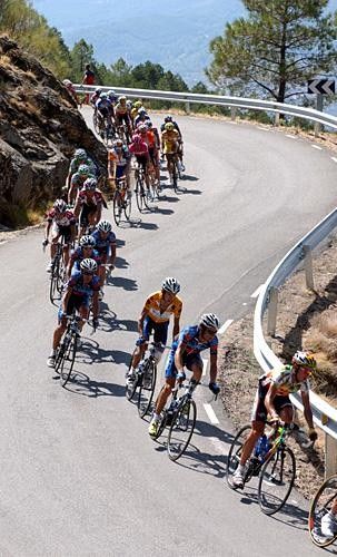 The peloton on a descent