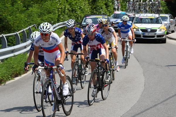 The Team Valdarno women lead the chase to Evelyn Stevens (HTC - Columbia Women).