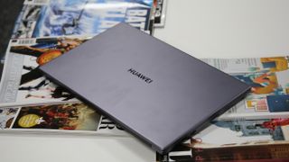 Suljettu Huawei MateBook D 15 (2020) -kannettava sohvapöydällä