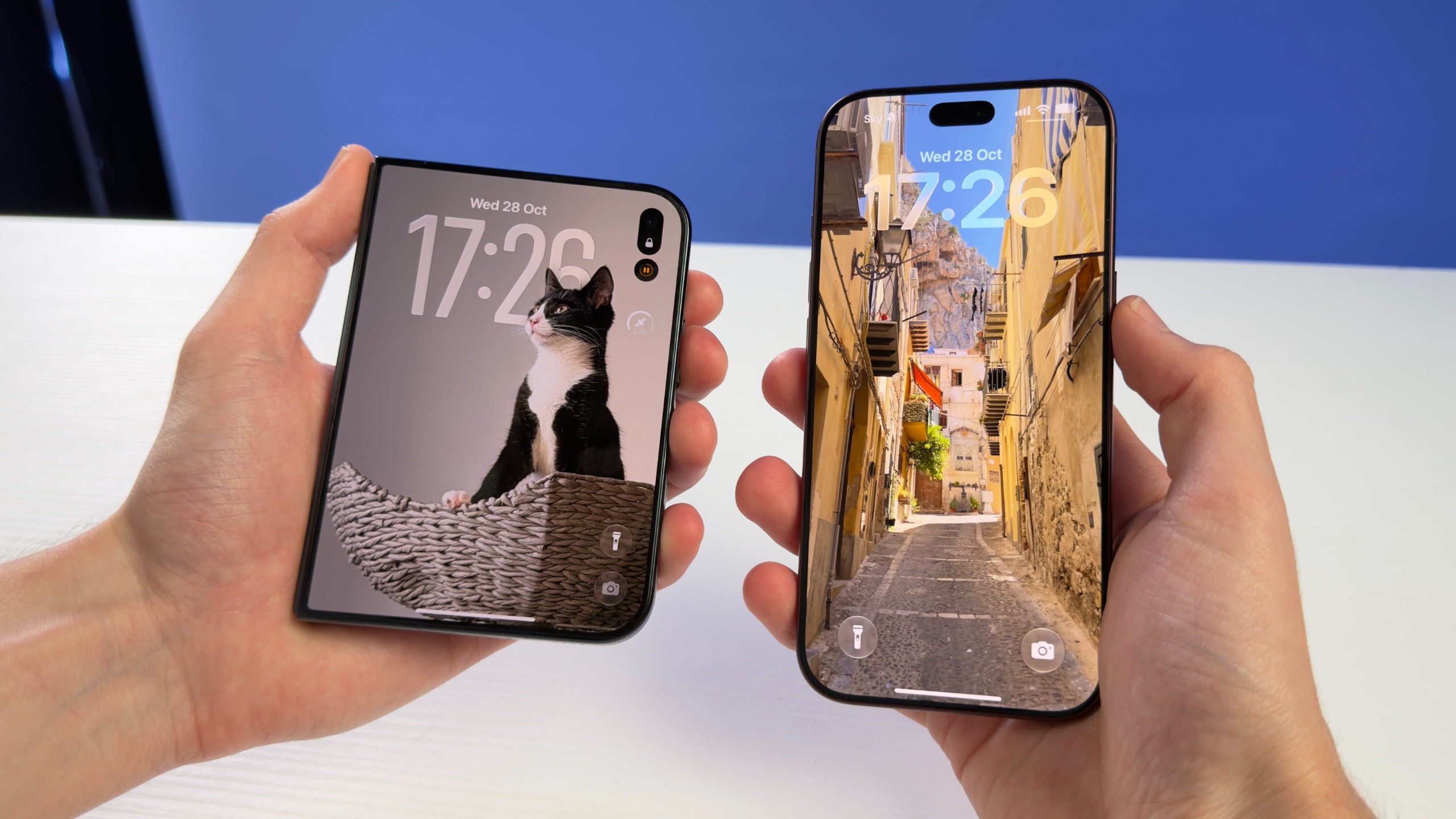 iPhone Duo (v&auml;nster) och iPhone 18 Pro (h&ouml;ger)