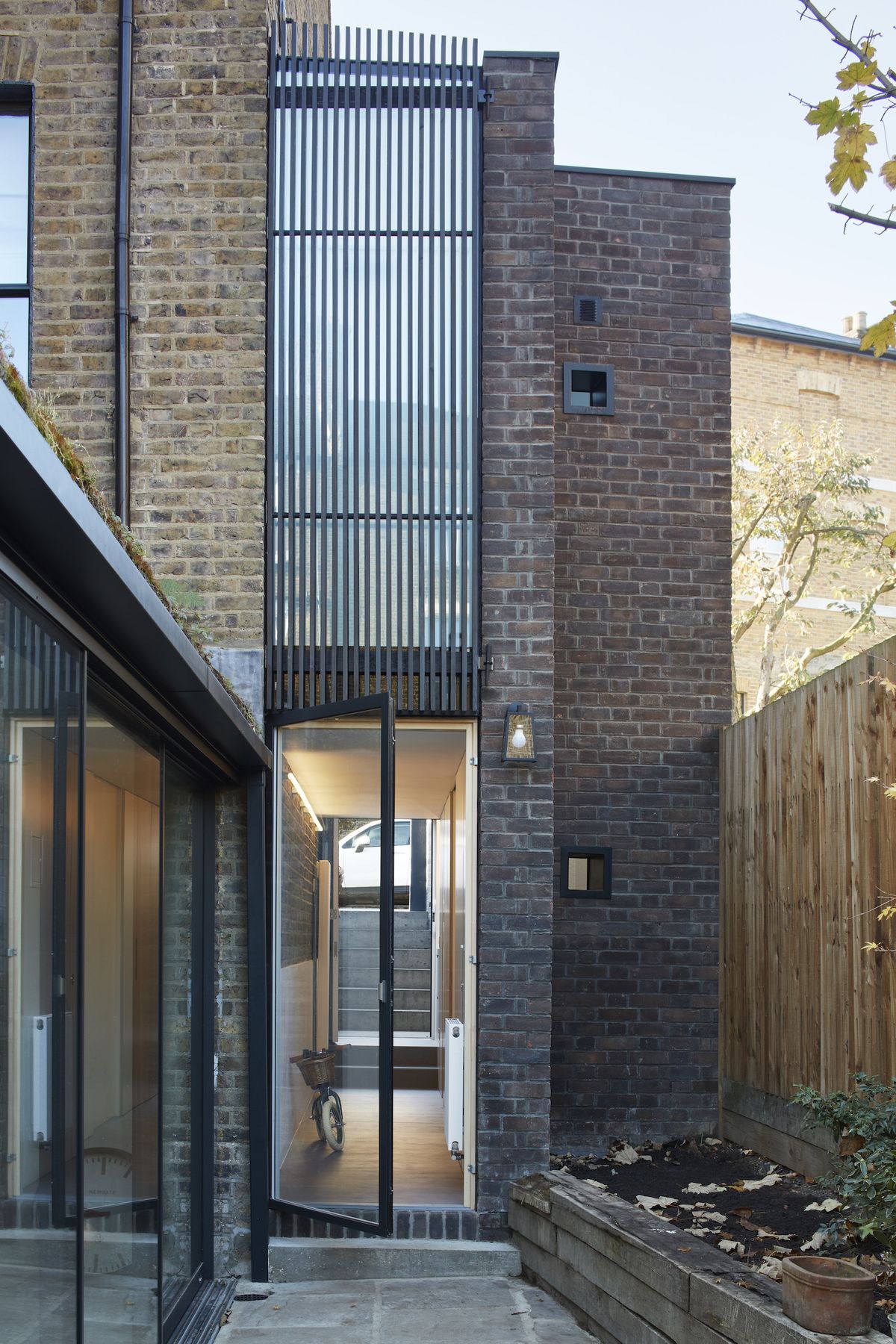 Cette maison mitoyenne classée a reçu un aménagement plus utile grâce à une extension latérale qui renverse l'aménagement