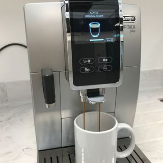De'Longhi Dinamica Plus pulling an espresso