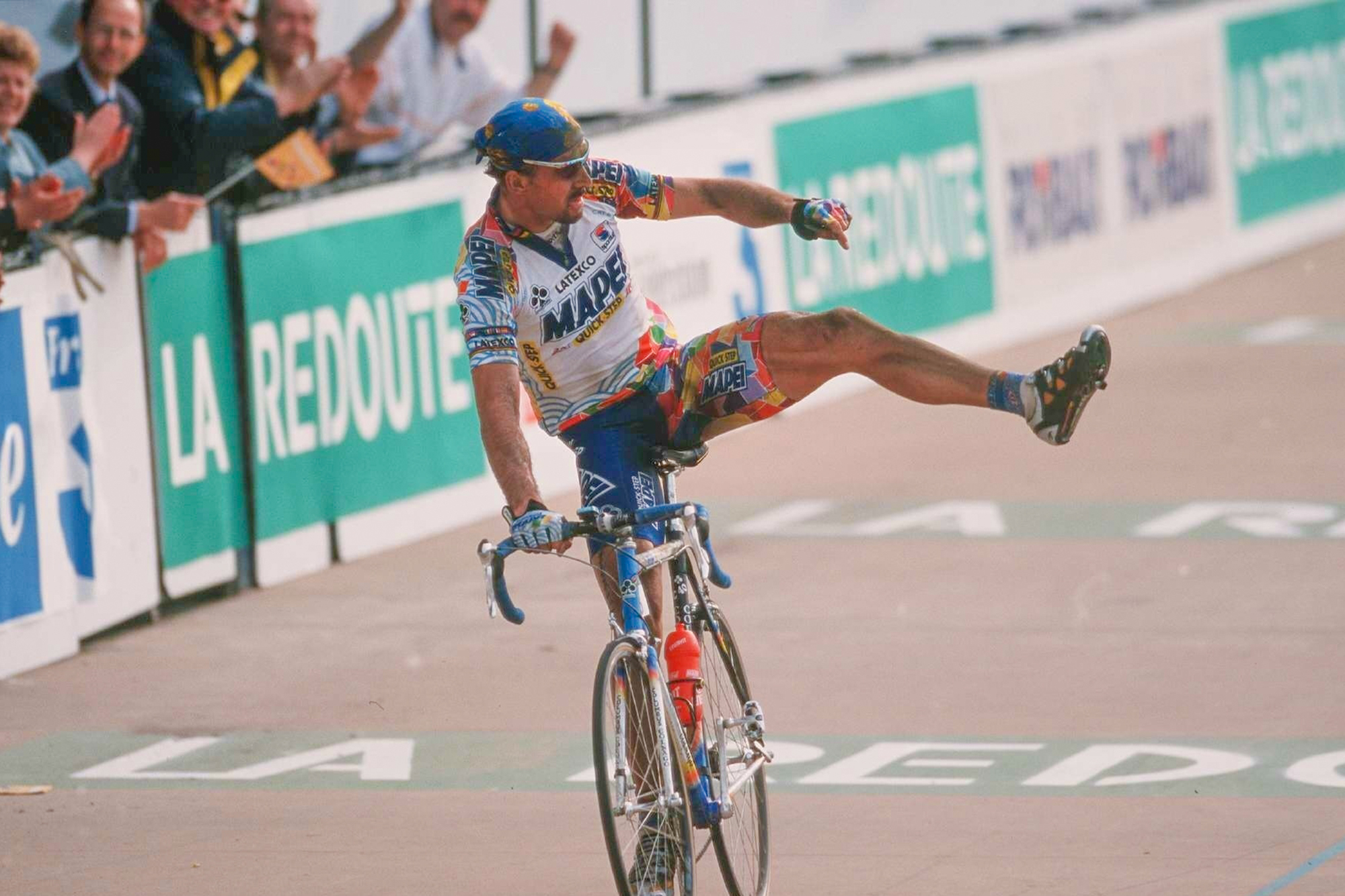 Johan Museeuw (Mapei-QuickStep) points to his knee in a famous celebration after winning the 2000 Paris-Roubaix